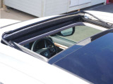 ◆サンルーフ装備車◆開放感あふれるガラスサンルーフを装備。快適なドライブをお楽しみいただけます。