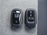 【スマートキー】鍵を持っているボタンを押すだけでエンジン始動。ドアの施錠もボタンを押すだけ。鍵は無くさない様にポケットに入れたまま。