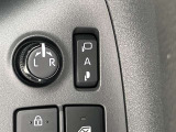 ドアミラーはオート格納機能付き。降車時にドアロックするとドアミラーが自動でたたみ、ドアロックを解除すると自動で開きます。