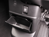 ◆センターロアボックス◆インパネ中央の下部には、ごみ箱としても使用する事ができるセンターロアボックスを装備しております。