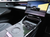 15.1インチのタッチスクリーン。ナビゲーション機能のほか、車両情報や設定が可能です。タッチスクリーン下部にはワイヤレスデバイス充電器が設置されています。Apple CarPlay、Android Auto2にも対応。