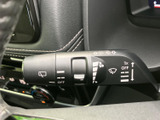 雨天時の運転をサポートするワイパーレバー。簡単に操作でき、視界を確保できます。インターバル調整機能も搭載しています。