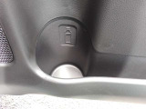 運転席ドア内部にあるドリンクホルダーは安定感のある埋め込み式となっています。