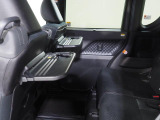 後席には折り畳み式のテーブルが備わっています。車内での軽食のときに便利ですね。