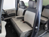 運転席と助手席は足元が繋がっているので自由に行き来しやすいので駐車場が狭いときでも助手席側からスムーズに乗り降りできて便利!