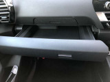 ホルダー下部にはタブレット収納トレイを装備。