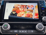 停車時にテレビ視聴が可能なエンターテイメント機能。お子様連れのご家族にもおすすめです。移動時間を快適に過ごせるひと時を提供します。