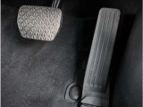 【オルガン式アクセルペダル】人間工学に基づいてオルガン式アクセルペダルを採用しております。運転時の疲労を軽減し、とっさのときの踏み間違いも起きにくくなります。