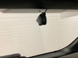 後方にもドライブレコーダーのカメラが付いています。前後両方でお車の周りを監視・記録いたします。