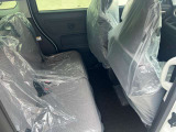 後部座席も十分な広さがあります!シートを倒せば荷物もさらに沢山積めますね♪