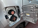 車から降りたらすぐに充電できるよう、充電ポートは運転席側の後方に設計☆彡 上が普通充電用、下が急速充電用になっております(^^)/