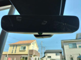 後続車のヘッドライトが眩しい際に自動で防眩調節をするミラーが付いております。