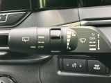 雨天時や視界不良時の運転をサポートするワイパー操作レバー。簡単に操作でき、安全な走行を確保します。