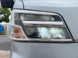【LEDヘッドライト】悪天候や夜間走行時も良好な視界を確保し安心して運転できる高輝度LEDヘッドライトを装備!点灯速度が早く、消費電力も抑えられています。