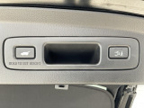 運転席とリアゲート本体に開閉スイッチを装備し、とても便利な電動リアゲート!