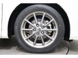 純正のアルミホイールが足元を飾ります!タイヤサイズは215/55R17です。