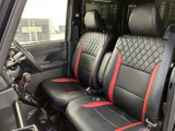 運転席ドアを開けると、広々とした空間が広がります。シートに腰掛けるたびに、心地よい空間を感じていただけます。