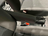 運転席にはフロントセンターアームレスト。