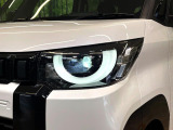 【LEDヘッドライト】悪天候や夜間走行時も良好な視界を確保し安心して運転できる高輝度LEDヘッドライトを装備!点灯速度が早く、消費電力も抑えられています。