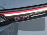 赤いラインがアクセントをのGTI専用デザイン。スポーティな雰囲気を演出。ロゴも相まって特別感が増しています!!