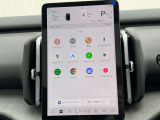 便利なバックビューカメラを装備し、ステアリング舵角に合わせたガイドライン表示もおこないます。女性オーナー様からも好評のCTA(クロストラフィックアラート)も内蔵し、見えない死角からの危険も警告します!