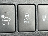 雨の日や雪道でのタイヤの空転を抑えるTRCの切替スイッチです。普段はONのままで安全運転をサポート!万が一、泥道や雪道ではまった(スタックした)際には、ここをオフにして脱出を試みることができます。