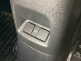 アームレストの後ろ側には、リア席用の充電可能なUSB端子が2個ついています。移動中に充電もできるので便利です。
