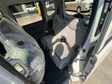 後部座席も十分な広さがあります!シートを倒せば荷物もさらに沢山積めますね♪