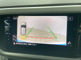 ギアをリバースに入れると車両後方の映像を映し出します。画面にはガイドラインが表示され、車庫入れや縦列駐車などの際に安全確認をサポートします。