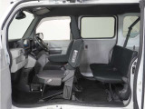 センターピラーレスと助手席格納機能で荷物の積み下ろしを効率よく行えます!助手席側からも、テールゲートからも。2つのアクセスで仕事をラクに、快適に。