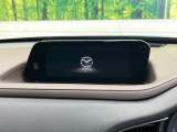 【8.8インチマツダコネクト】車内の雰囲気にマッチした大型のディスプレイ。スマホ接続でのナビ使用やBluetooth再生等、様々な機能が楽しめます。直感的なダイヤル操作が可能で、使い勝手も良好です。