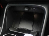 対応機種のスマートフォンを、トンネルコンソールの下のラバープレートに置いておくだけで充電可能。センターディスプレイの機能ビューを使用して、充電プレートのオンとオフを切り替えることができます。