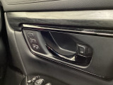 運転席ドアには、2名分のドライビングポジションを記憶できるメモリースイッチを装備。乗るたびにシート位置を簡単に呼び出せます。