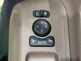 キーフリー連動で施錠時に電動格納ドアミラーが格納します。降車の直前まで後方確認ができ、閉じ忘れも防ぐ目印にもます。