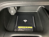 センターコンソールにはワイヤレス充電器を装備してます。Qi(チー)規格対応のスマートフォンなどを置くだけでワイヤレスで充電可能です。またスマートフォンの充電可能なUSB端子なども別途装備しています。