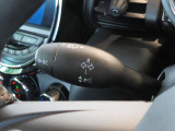 【方向指示器】先端にBCボタン(ボードコンピューター)がついており、運転席正面のメーターパネル内に表示される情報を切り替えたり、リセットしたりできます。