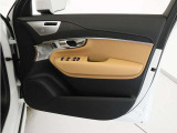 運転席ドアの全景です。キャビンを彩るすべてのものに、機能を形にした美しさが備わっています。