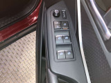 運転席側のフロントドアに全ドアのパワーウィンドウ開閉スイッチとウィンドウロックスイッチとドアロックスイッチと電動格納式ドアミラーの操作スイッチが有るので手元でミラー調整ができるので便利です。