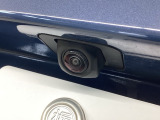 車の後方に小型カメラが付いておりバックする際の後方の様子をモニター上に表示します。