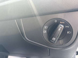 オートライトやリアフォグランプなどの操作部を運転席右側に配置。必要なライト機能をまとめて操作できます。