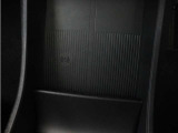 前席のスマートフォン用ストレージには、ワイヤレス充電器が内蔵されています。