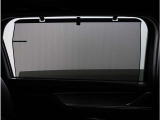 【ロールシェード】日差しや車外からの光が眩しいときにサッと引き出して使えるロール格納タイプのサンシェードを装備。後席に乗ったお子様がウトウトしだした時など、是非ご活用ください。