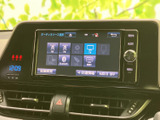 多彩なメディアに対応し、お好みの音楽を手軽に楽しめます。ラジオ、CD、USBなど、様々なソースから音楽を選んで、ドライブを彩ります。