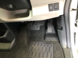 【運転席】アクセル、ブレーキはこのようになっております。
