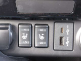 運転席と助手席のシートヒータースイッチです。2段階の温度調節機能付ですのでお好みの暖かさに設定可能ですね。USB電源ソケットはタイプAとCが前席に、後席にはタイプAが2個付いてますのでスマホ充電も楽々!