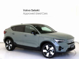 アダプティブクルーズは前方車に投影・反射されるミリ波レーダーをグリル部の受光機で感知。カメラ機能と併せて車両相互の車間距離と速度を瞬時に読み取り適正な間隔を保ちます。