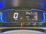 運転に必要な情報をひと目で確認できる、わかりやすいメーターデザイン。視認性の高い表示で、安全運転をサポートします。