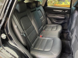 広々とした2列目シートは居住性が高く、居心地も快適!友達や家族とのお出かけにぴったりです。ベビーシートやチャイルドシート使用時も快適にお過ごしいただける十分な空間を確保しています。
