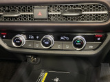 操作性の良いエアコンパネル。前席シートヒーターで寒い冬も快適ドライブ。