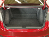いろいろな使い方ができる広くて使い勝手のいい荷室。※一部、角度調整などができない車種もございます
